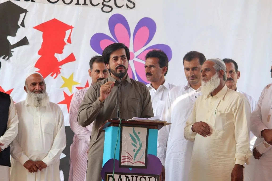Faruukh Nadeem addressing school and college representatives during the celebration of the Intermediate Part-I achievement.